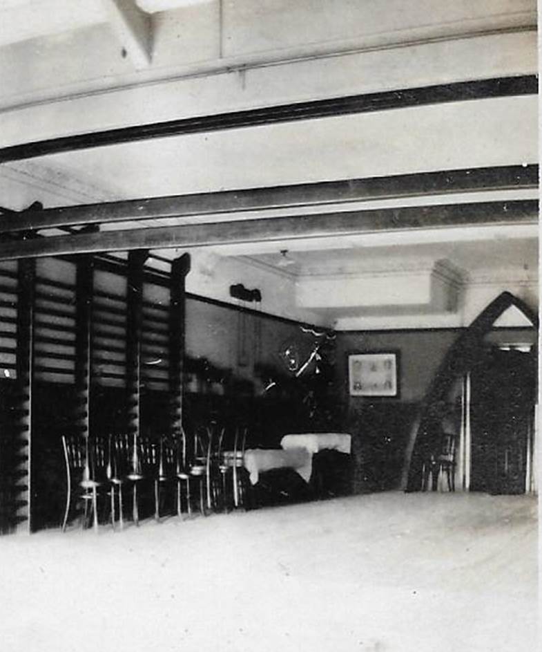 A black and white photo of an office

Description automatically generated